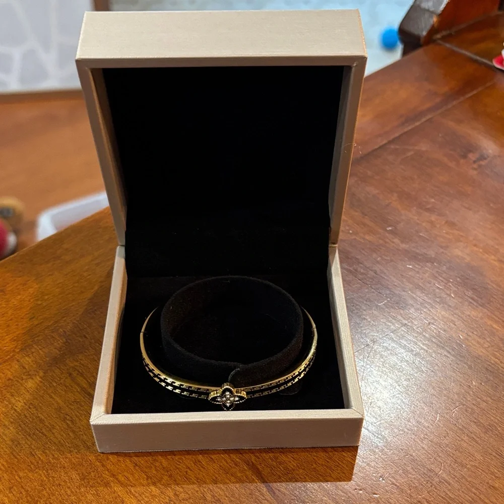 Gold Bracelet with Floral Design - Picture 4 of 4